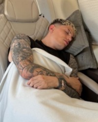 这是去哪儿加纳乔晒飞机上睡觉照片，配文：来了