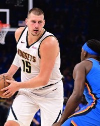 约基奇生涯总篮板数是多少？答案：8996个